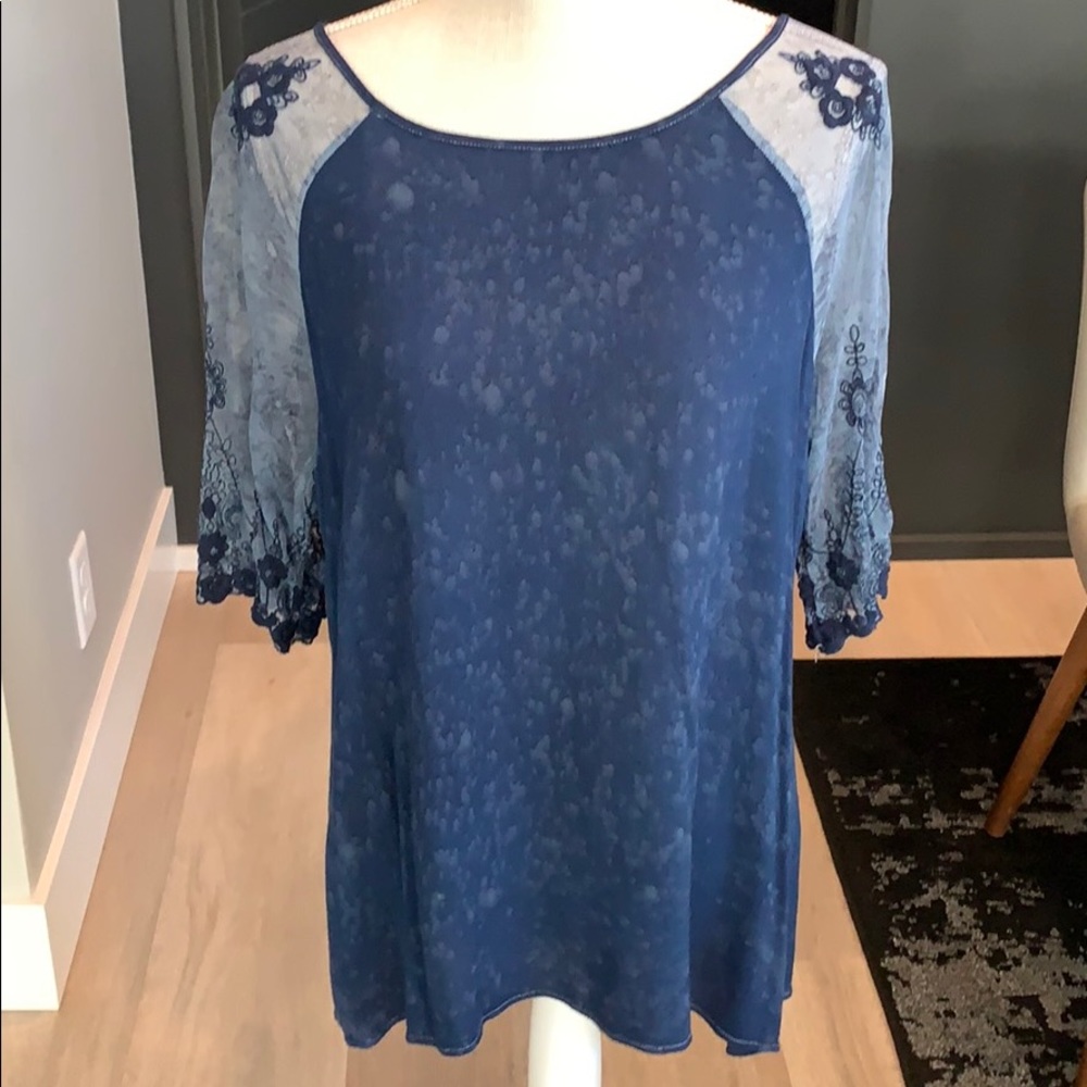 Gimmicks size medium dark blue top w/ lace arms
